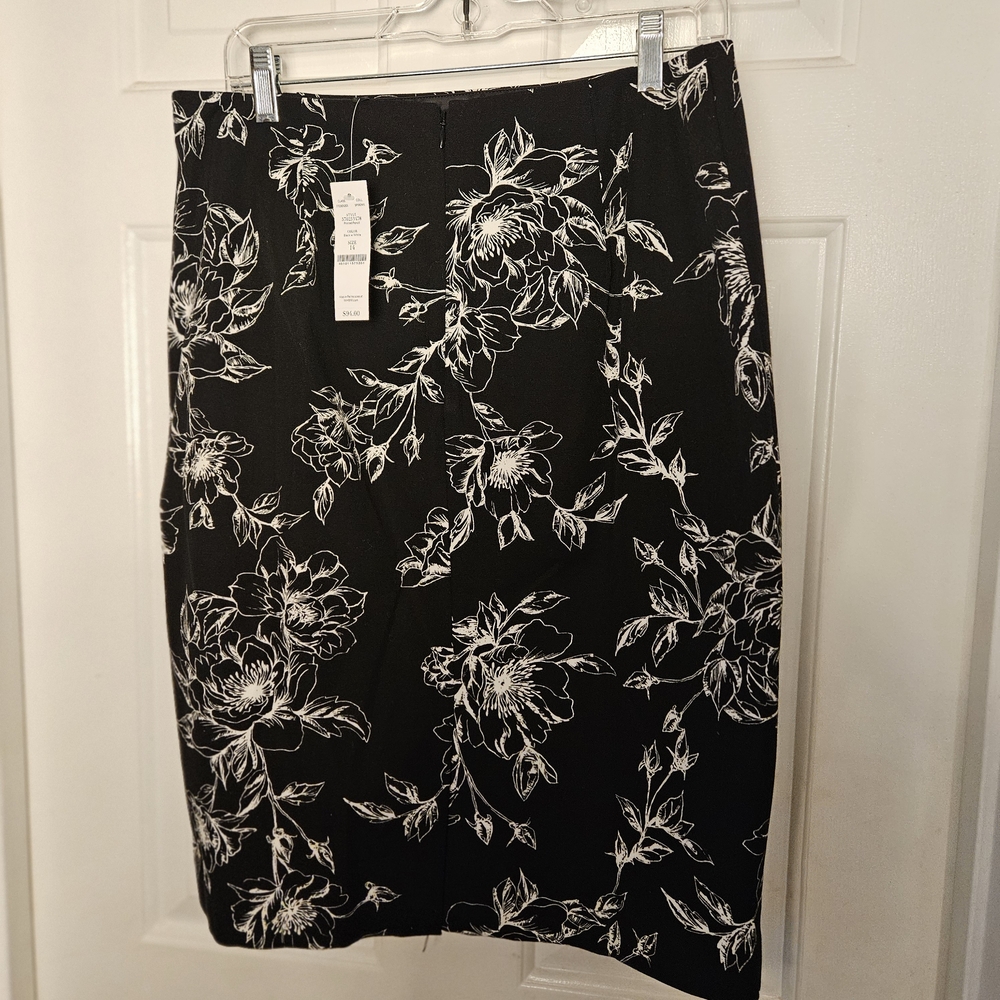 White House Black Market Black and White Floral Pencil Skirt - Picture 2 of 10